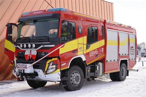 Nowy średni samochód pożarniczy Iveco dla OSP Rębków podczas oficjalnej uroczystości przekazania kluczyków