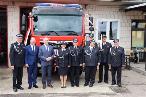Uroczystość przekazania nowego wozu bojowego MAN dla OSP Wola Rębkowska z udziałem lokalnych władz i druhów
