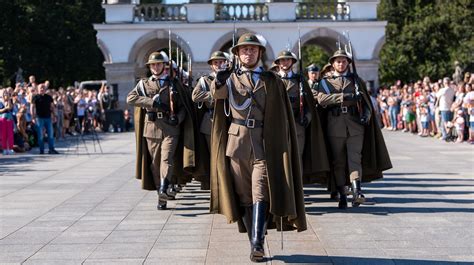 Kompania Reprezentacyjna Straży Granicznej w mundurach podhalańskich na tle Grobu Nieznanego Żołnierza