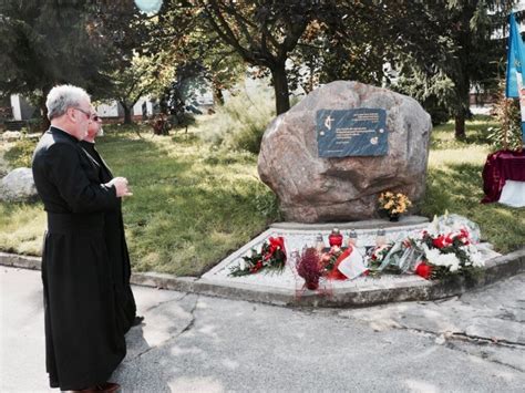 zdjęcie nagrobka z tablicą upamiętniającą ofiary pożaru w Górnej Grupie