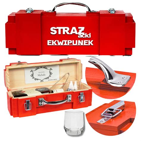 Drewniana płyta z grawerowanym toporkiem strażackim, jako elegancki prezent dla strażaka.