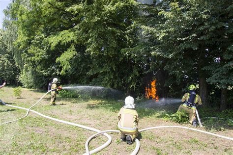 Wąż strażacki w akcji gaszenia pożaru lub intensywnego nawadniania