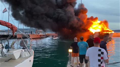 zdjęcie płonącego jachtu w marinie Kastela