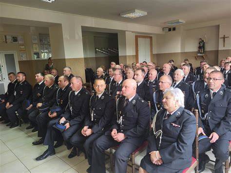 Strażacy OSP Słomków Suchy w galowych mundurach podczas uroczystości wejścia do KSRG