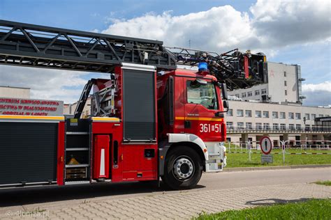 zdjęcie nowoczesnego samochodu-podnośnika z drabiną strażacką