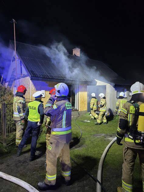 zdjęcie akcji gaśniczej straży pożarnej przy palącym się domu jednorodzinnym