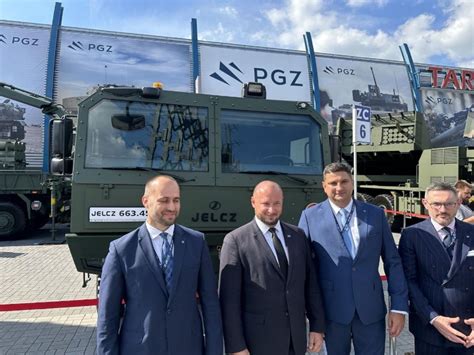 Prezes JELCZ Sp. z o.o. przekazuje sprzęt Prezesowi OSP Jelcz-Laskowice