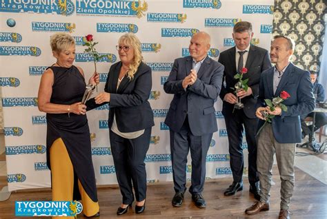 Zdjęcie przedstawiające wręczenie nagród zwycięzcom mitingu