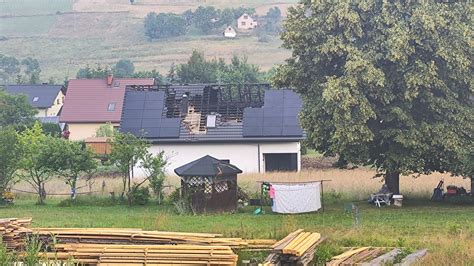 zdjęcie uszkodzonej pracowni Stefana Okołowicza po podpaleniu