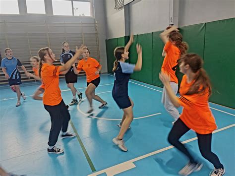 Zdjęcie drużyny strażackiej w akcji podczas zawodów