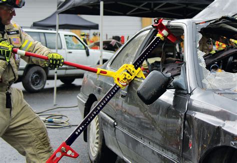 Zdjęcie podnośnika Hi-Lift First Responder Jack FR-605 w akcji ratowniczej