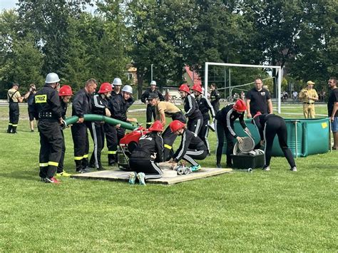 Zdjęcie z zawodów sportowo-pożarniczych, strażacy podczas sztafety lub ćwiczeń bojowych
