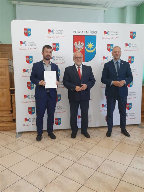 Zdjęcie Jakuba Danielika odbierającego awans lub insygnia stopnia