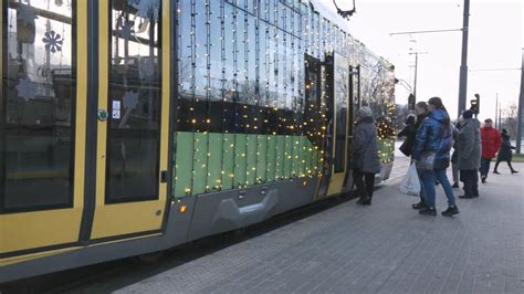 Płonący tramwaj na ulicach Elbląga podczas jednego z incydentów, z widocznym dymem unoszącym się z pojazdu.