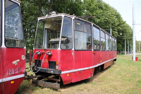 Infografika przedstawiająca historię i wiek elbląskich tramwajów, w tym GT-6, PESA 121N i Konstal 805Na.