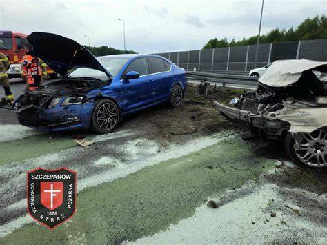 Zniszczone pojazdy po kolizji na autostradzie A5, służby ratunkowe na miejscu zdarzenia