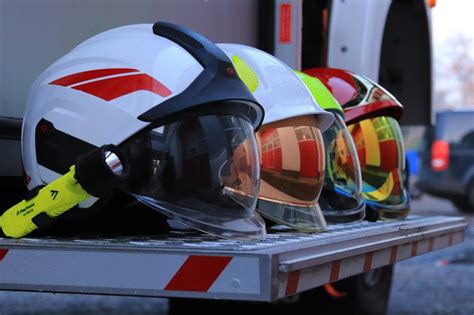 ilustracja przedstawiająca sposób przechowywania hełmu strażackiego w szafce