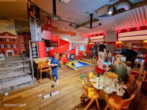 Wnętrze sali zabaw o tematyce strażackiej w restauracji Otto Pompieri
