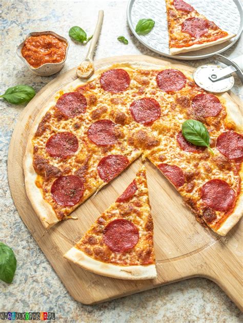 Włoska pizza na cienkim cieście w restauracji Otto Pompieri