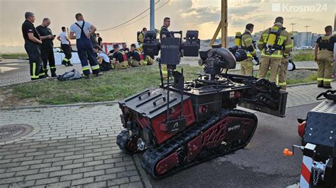 Robot Colossus w akcji gaszenia pożaru w zamkniętej przestrzeni