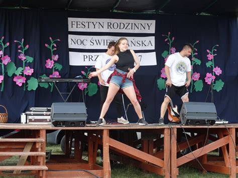 Zdjęcie z festynu rodzinnego w Białej Tarnowskiej, występ zespołu ludowego