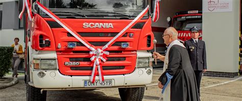 Zdjęcie przedstawiające ceremonię przekazania ciężkiego samochodu ratowniczo-gaśniczego w OSP Czarże w 2023 roku, z widocznymi strażakami i gośćmi honorowymi