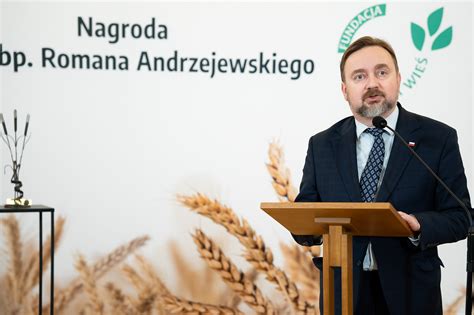 Zdjęcie archiwalne Andrzeja Romana w pracy