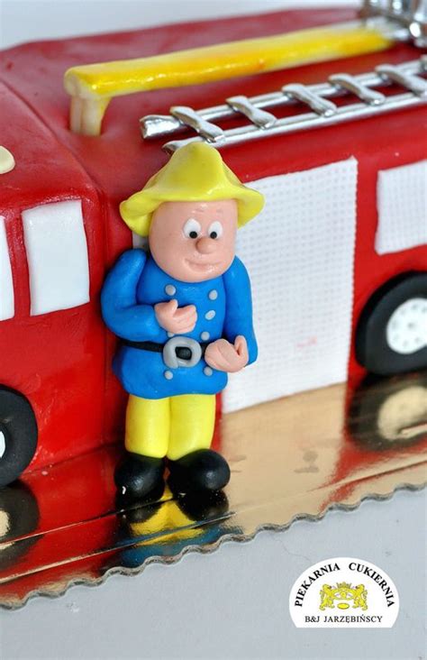 Gotowy tort w kształcie wozu strażackiego z detalami