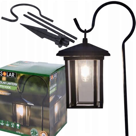 Zdjęcie przedstawiające przykładowe lampiony solarne i LED umieszczone na nagrobkach.