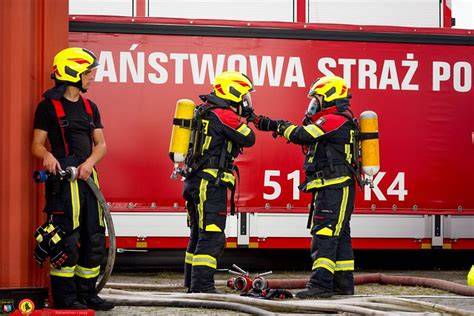 Grupa strażaków OSP podczas szkolenia z obsługi sprzętu