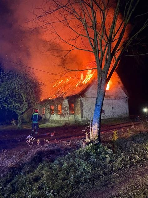 dom w płomieniach nocą