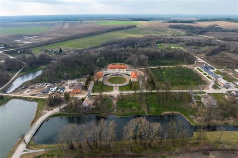 widok z lotu ptaka na płonący dach zabytkowego pałacu w Jelczu-Laskowicach