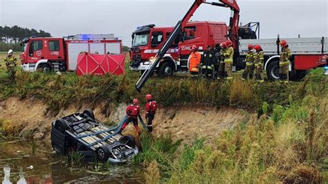 Wóz strażacki podczas akcji ratunkowej w terenie leśnym