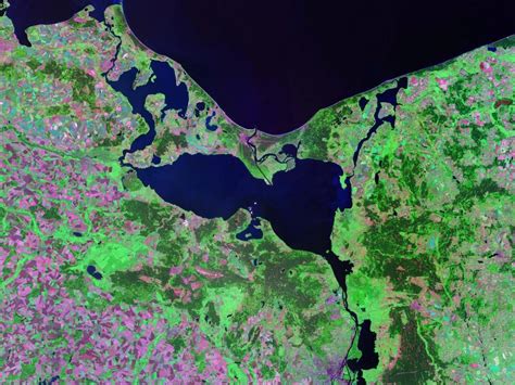 zdjęcie satelitarne pokazujące teren pożaru fabryki