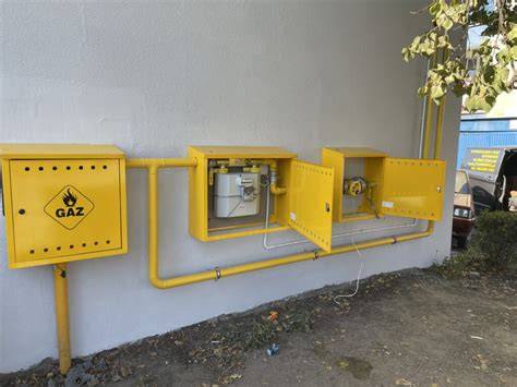 Fotografia gazomierza i elementów instalacji gazowej