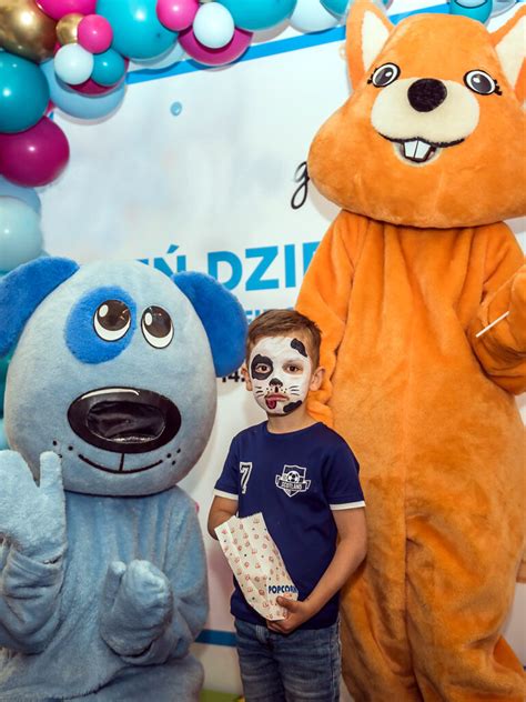 różne maskotki zwierząt w strojach strażackich