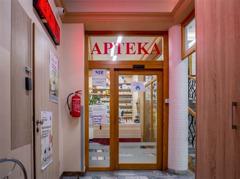 Zdjęcie apteki w centrum miasta, z której wydobywa się dym, otoczonej przez wozy strażackie