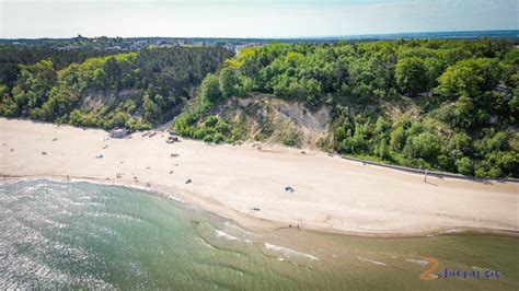 Wnętrze wystawy Oceanarium w OSP w Jastrzębiej Górze z podświetlonymi akwariami w styropianowych skałach