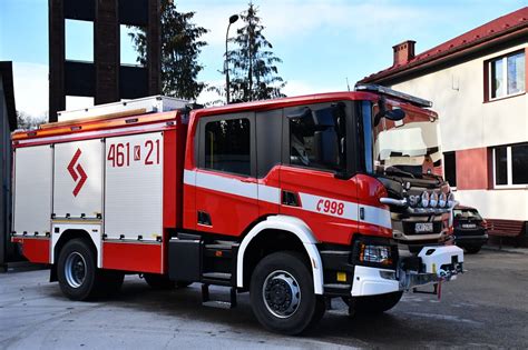 Gotowy wóz strażacki z wytłaczanek z elementami dekoracyjnymi
