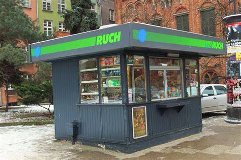 Spalony kiosk po podpaleniu pojemnikiem z benzyną w Żarach