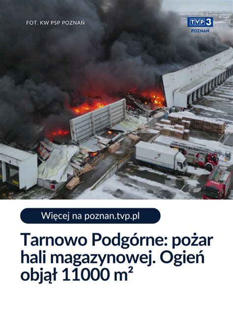 Zdjęcie lotnicze z akcji gaśniczej dużego pożaru hali handlowej
