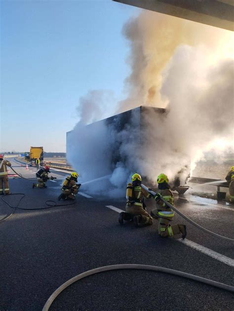 Płonący samochód dostawczy na autostradzie A2, dym, straż pożarna