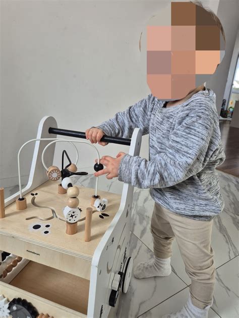 Zdjęcie interaktywnego stolika edukacyjnego z widocznymi elementami zabawy.