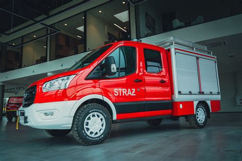 zdjęcie przedstawiające nowy samochód ratowniczo-gaśniczy Ford Transit podczas uroczystości