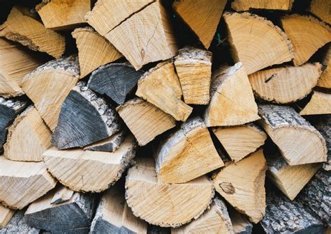Zdjęcie stosu sezonowanego drewna opałowego