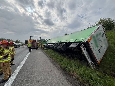 Zdjecie poglądowe - wypadek samochodowy na autostradzie, służby ratunkowe na miejscu