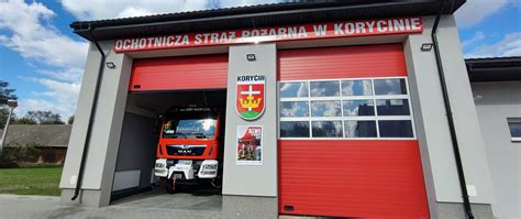 Historyczna remiza strażacka lub wóz konny OSP