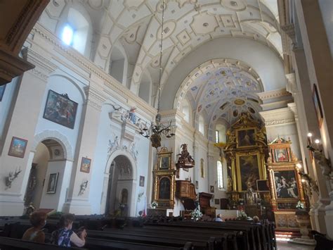 Wnętrze Kościoła Farnego w Ostrzeszowie z widocznymi freskami