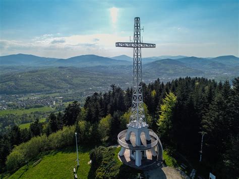 Zdjęcie Krzyża Wielkopolskiego na Kobylej Górze z widokiem na panoramę