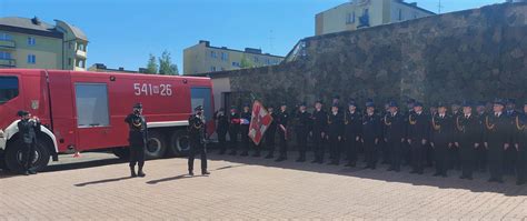 Przegląd pododdziałów podczas apelu Dnia Strażaka